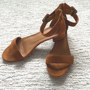 6 1/2 Excellent condition with minimal use. One inch sole.